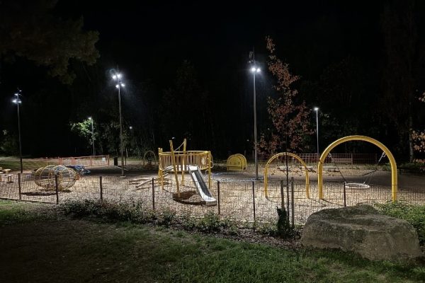 Ulkotunnistimet ja hämäräkytkimet – tehokasta ohjausta ulkovalaistukseen.